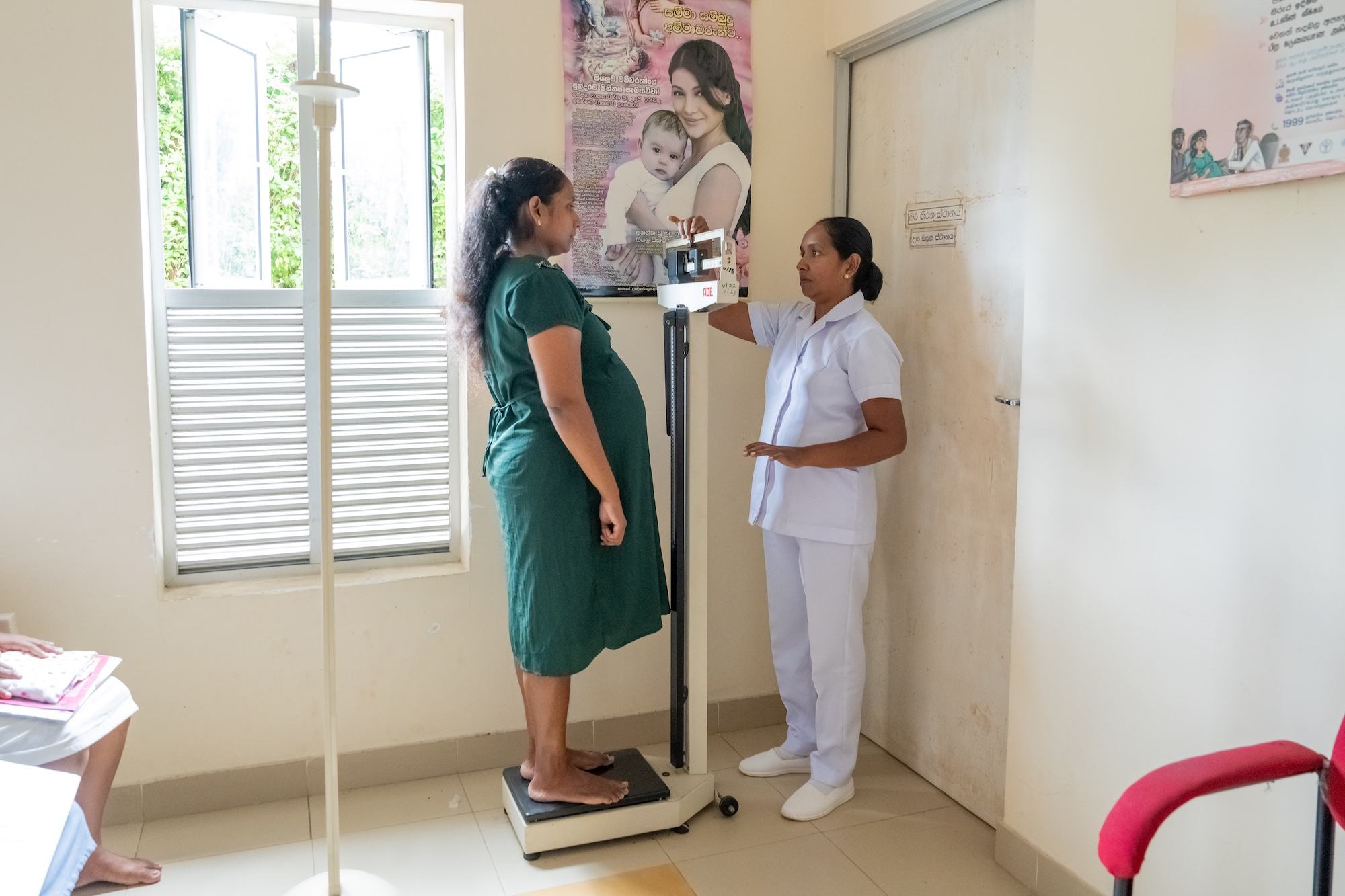 Une infirmière vérifie le poids et les signes vitaux d'une femme enceinte dans une clinique de Galigamuwa, au Sri Lanka.