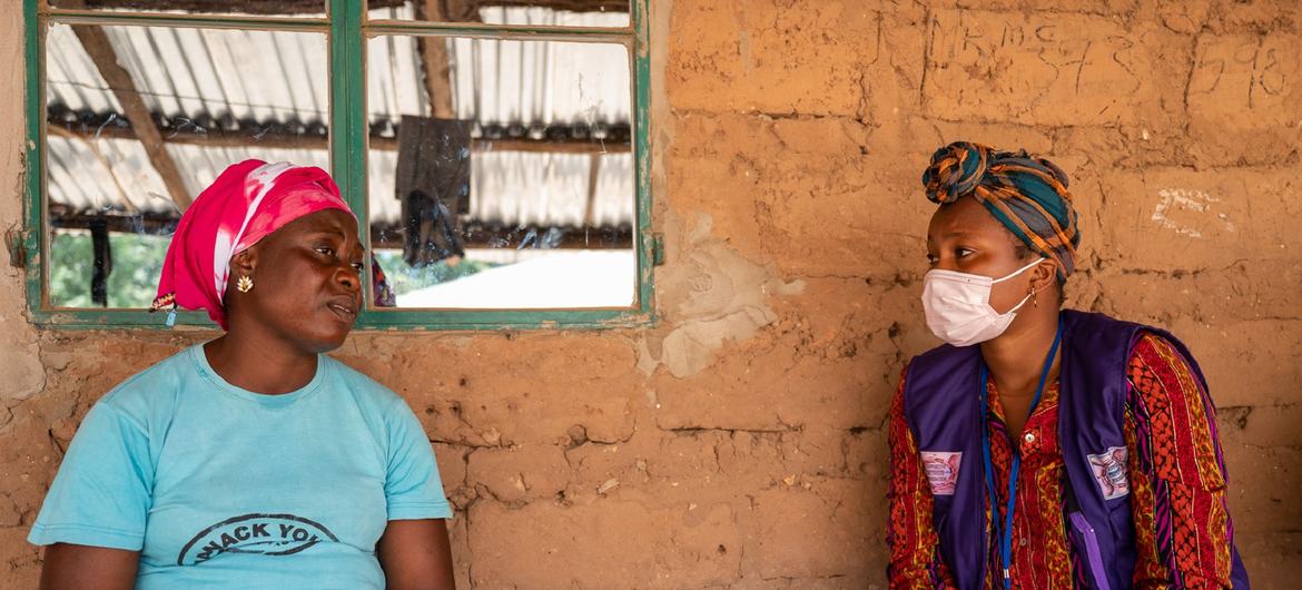 志愿者心理学家艾米（右）与逃到冈比亚的塞内加尔妇女卡迪进行了一对一的咨询。