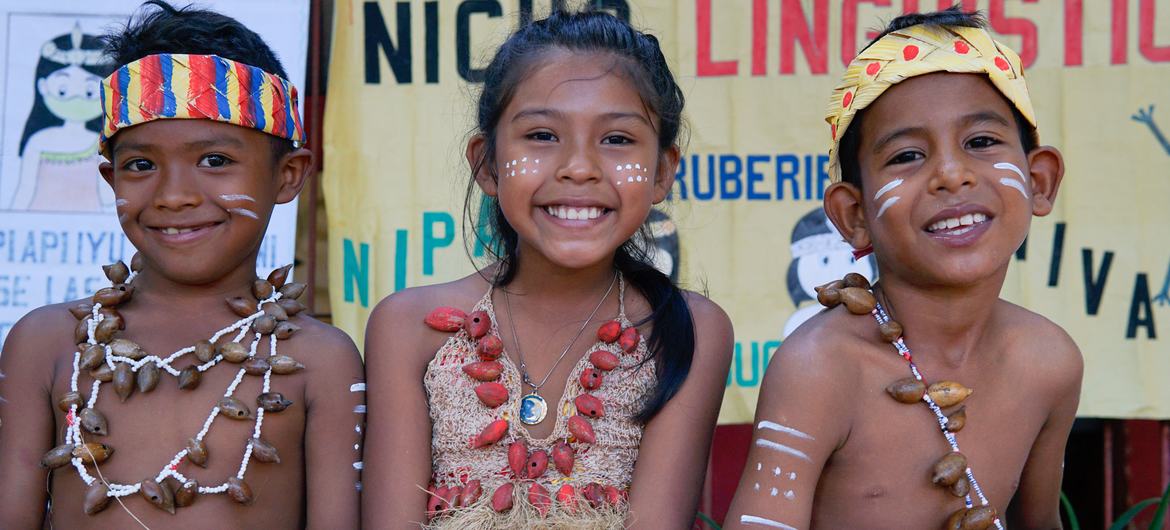 Crianças da comunidade indígena baré em um centro de aprendizagem tradicional em Puerto Ayacucho, Amazonas, Venezuela