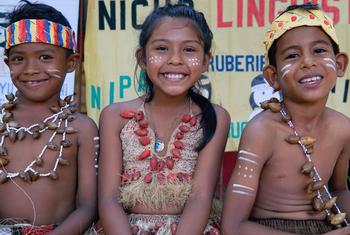 Niños de la comunidad indígena baré en un centro de aprendizaje tradicional en Puerto Ayacucho, Amazonas, Venezuela.