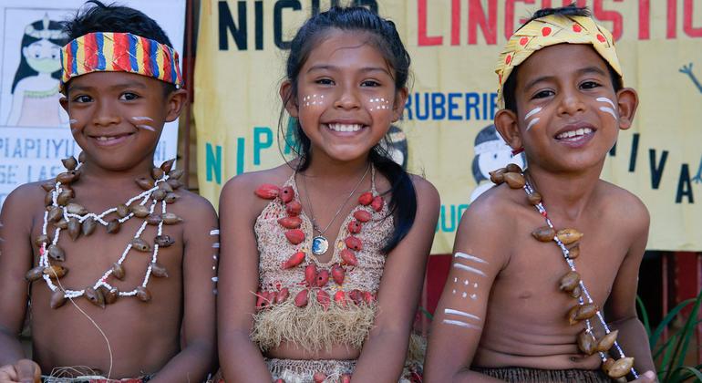 Niños de la comunidad indígena baré en un centro de aprendizaje tradicional en Puerto Ayacucho, Amazonas, Venezuela.