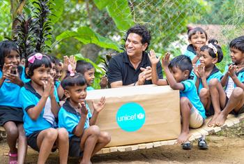 جنوبی ایشیا کے لیے یونیسف کے خیر سگالی سفیر مایہ ناز کرکٹر سچن ٹنڈولکر سری لنکا میں بچوں کے ساتھ