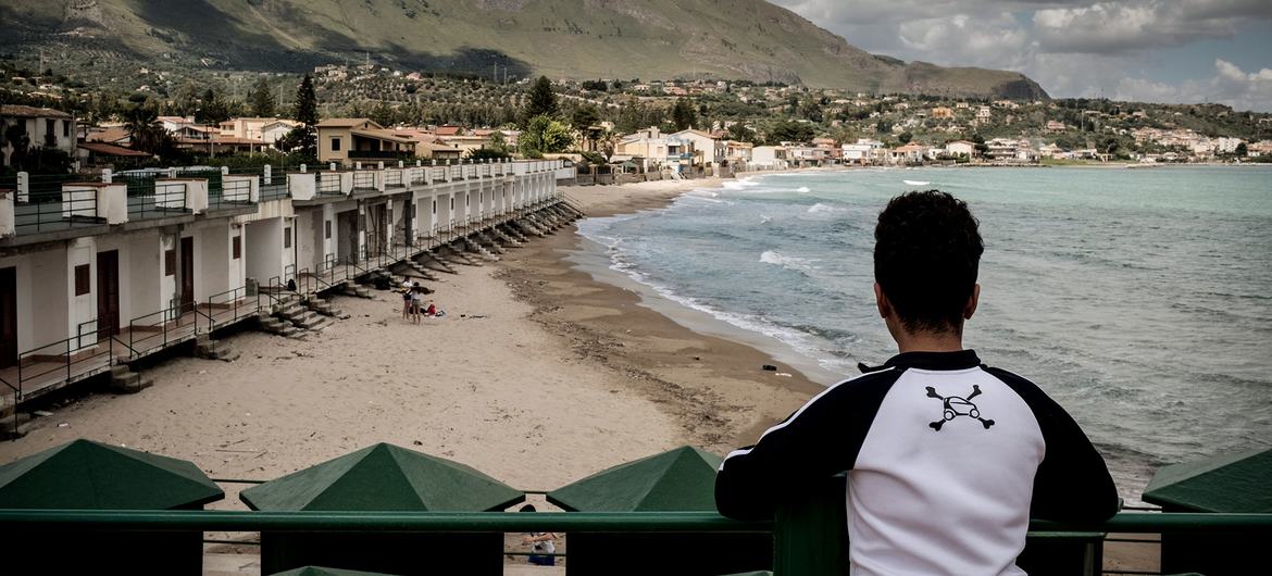 Un jeune migrant regarde le paysage devant lui en Italie (photo d'archives).