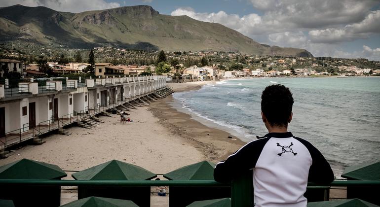 Un jeune migrant regarde la baie en Italie.