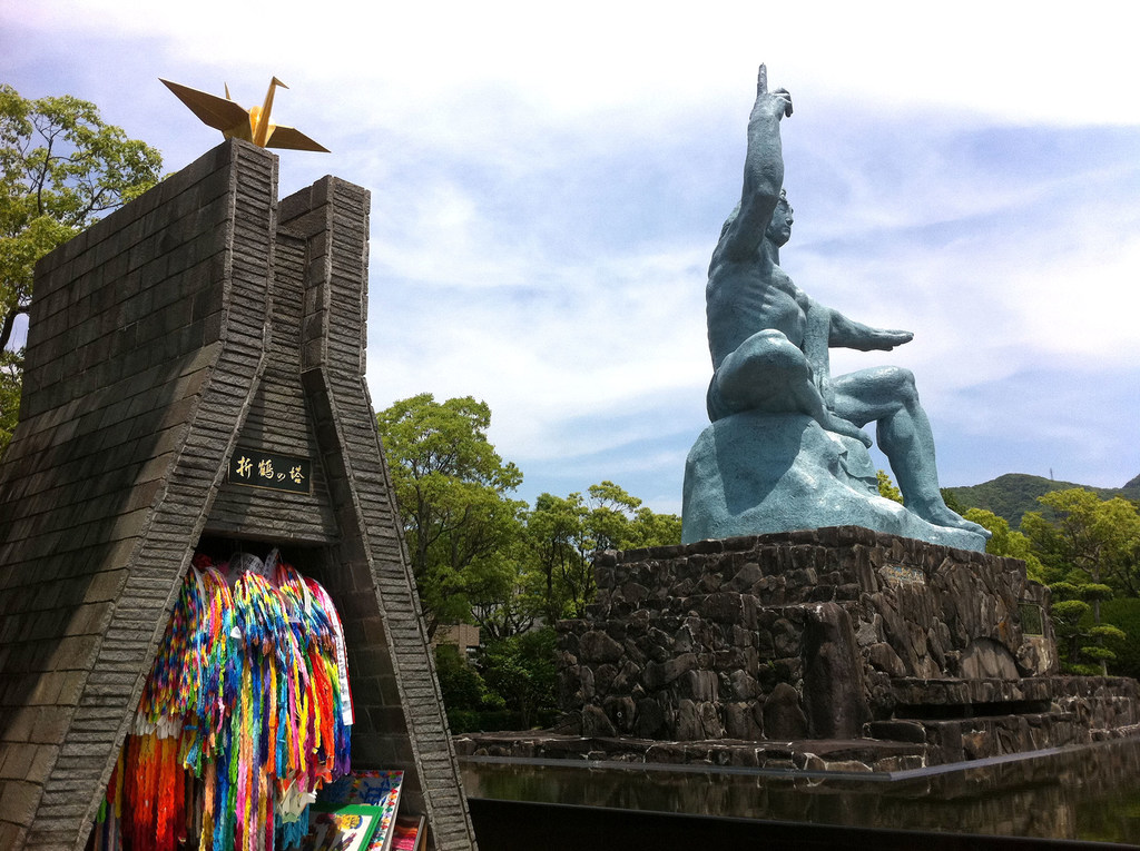 Estatua de la Paz en el Parque de la Paz de Nagasaki, Japón.