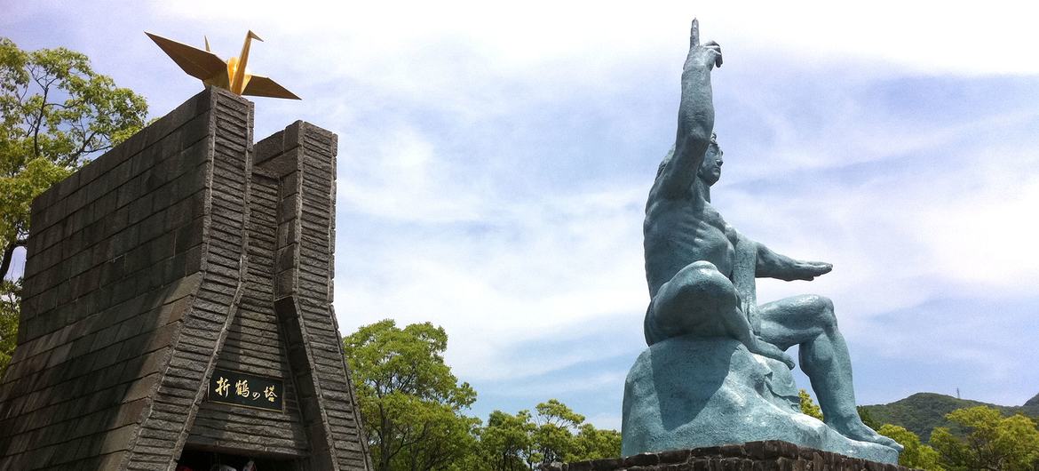 Statue de la paix de Nagasaki dans le parc de la paix de Nagasaki, au Japon.