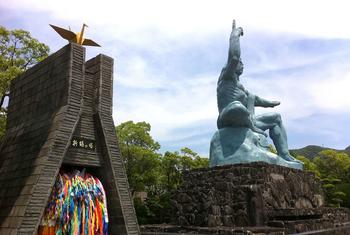 Statue de la paix de Nagasaki dans le parc de la paix de Nagasaki, au Japon.