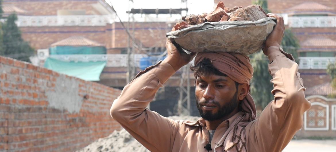 پاکستان میں تعمیراتی شعبے سے وابستہ مزدروں کی بڑی تعداد حفاظتی سازوسامان کے بغیر کام کرتی ہے۔