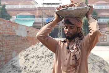 پاکستان میں تعمیراتی شعبے سے وابستہ مزدروں کی بڑی تعداد حفاظتی سازوسامان کے بغیر کام کرتی ہے۔