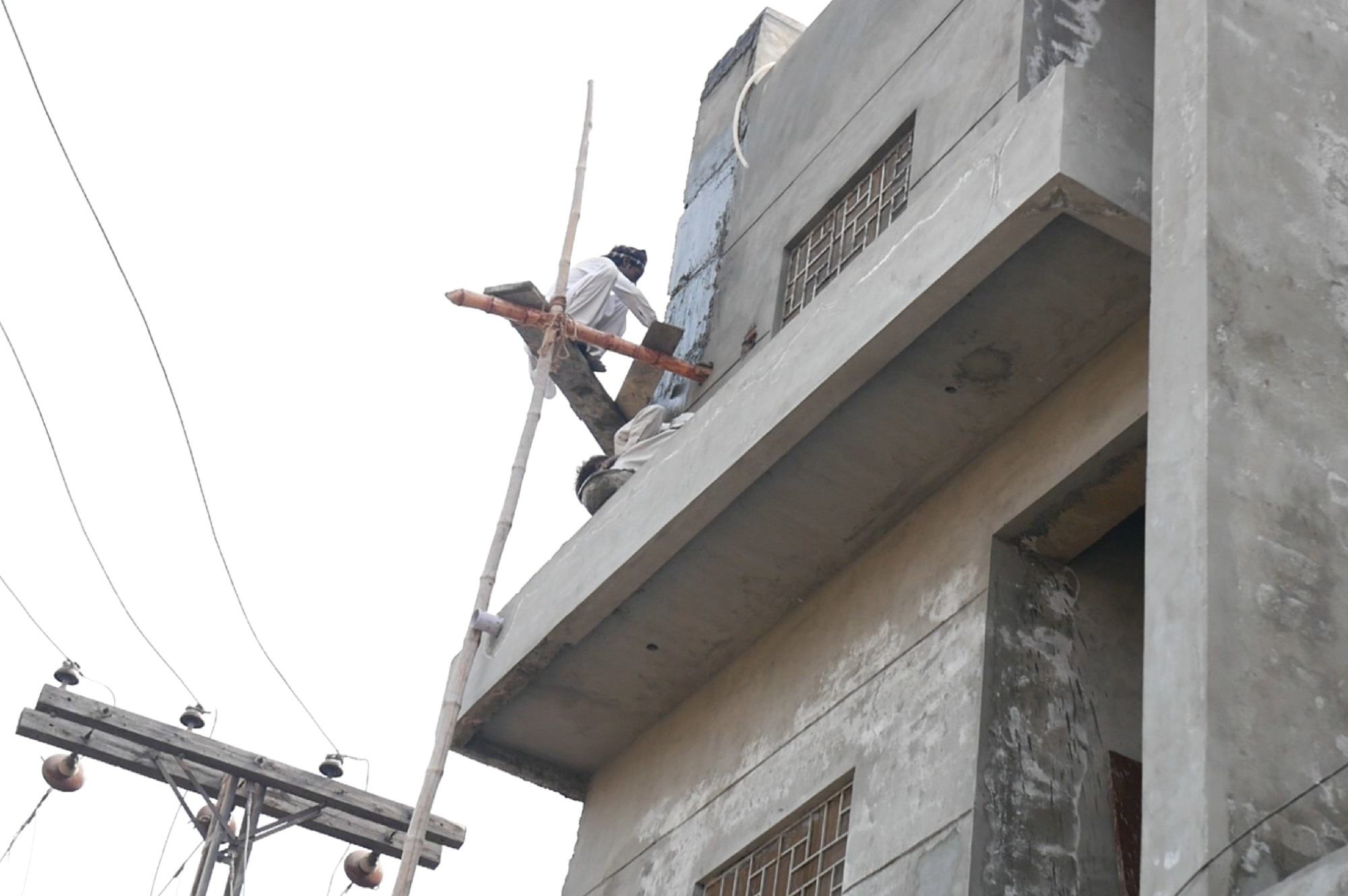 کام کے دوران حفاظتی سامان کی غیرموجودگی میں تعمیراتی کام کرنے والوں کو چوٹیں لگنے اور بیماریاں لاحق ہونے کا خطرہ رہتا ہے۔