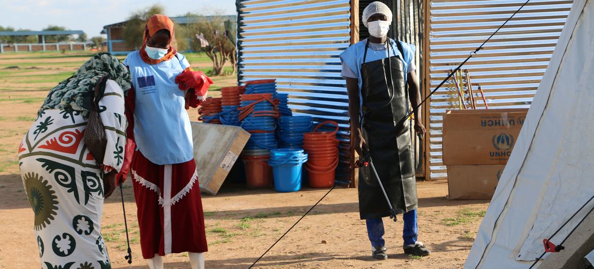 يقوم العاملون في مجال الصحة في مخيم دوغي للاجئين في شرق تشاد بتطهير المباني ومرافق غسل اليدين للحد من سلسلة تلوث الكوليرا.