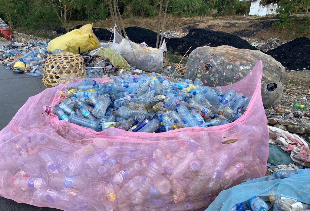 Wanawake na vijana washirikiana kukusanya taka za plastiki kwa ajili ya utunzaji wa mazingira na urejelezaji wa taka huko Mtwara kusini mwa Tanzania.