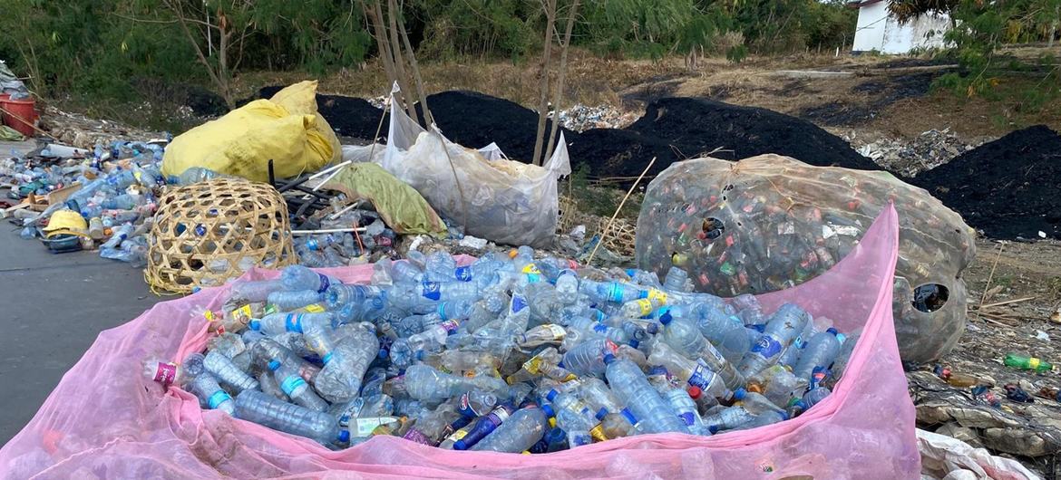 Mulheres e jovens trabalham juntos para coletar resíduos plásticos para proteção ambiental e reciclagem de resíduos em Mtwara, no sul da Tanzânia
