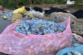 Wanawake na vijana washirikiana kukusanya taka za plastiki kwa ajili ya utunzaji wa mazingira na urejelezaji wa taka huko Mtwara kusini mwa Tanzania.