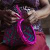 印度东北部曼尼普尔邦的一名妇女在手工制作竹篮。
