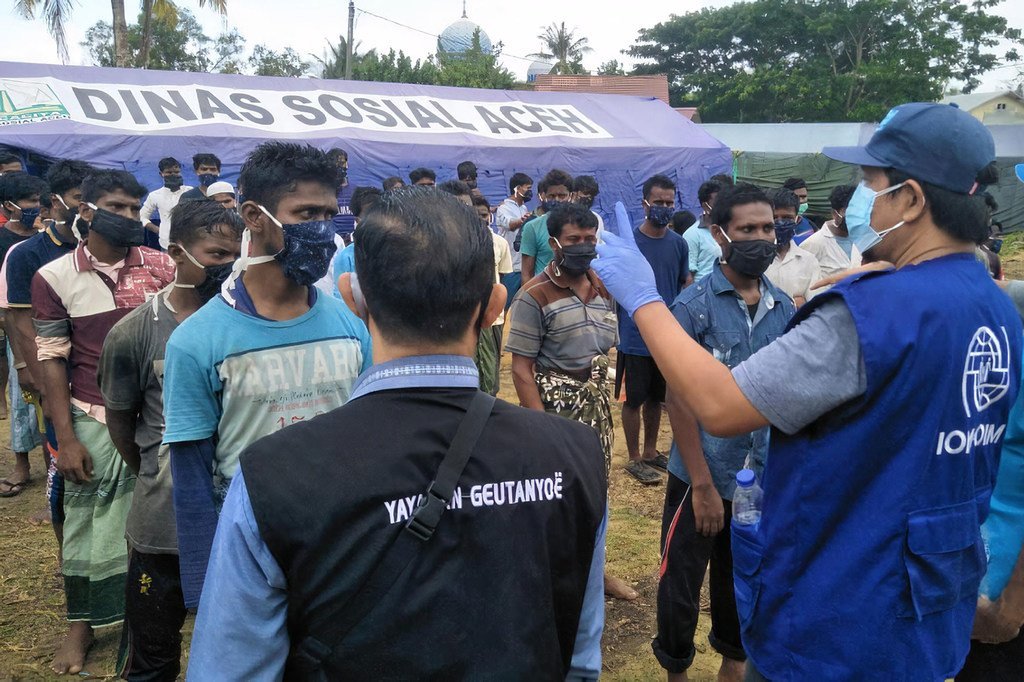 Wakimbizi wa Rohingya wakiwasili kwenye pwani ya kaskazini ya Aceh, Indonesia, baada ya kukaa miezi kadhaa baharini katika hali mbaya. (Maktaba)