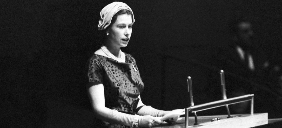 A rainha Elizabeth II do Reino Unido discursa na Assembleia Geral das Nações Unidas em outubro de 1957.