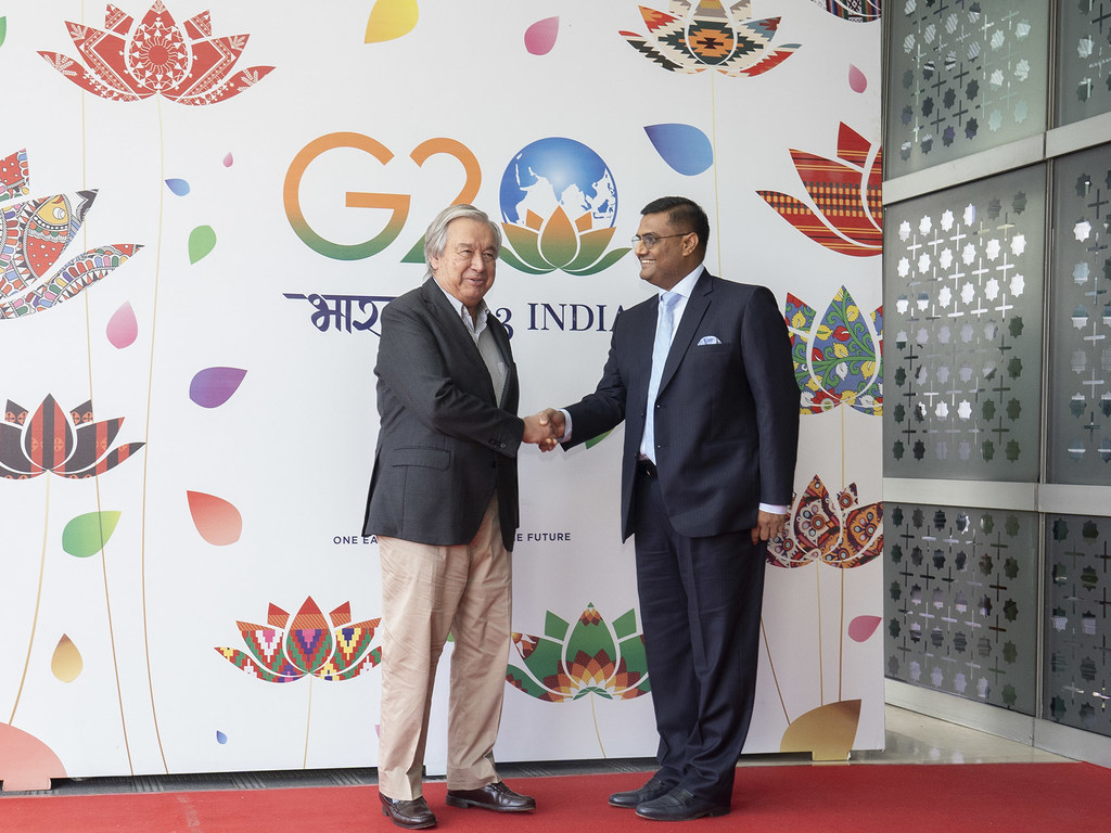 Katibu Mkuu wa Umoja wa Mataifa António Guterres akipokelewa na Katibu Mwenezi wa Wizara ya Mambo ya Nje Prakash Gupta alipowasili New Delhi kwa G20.