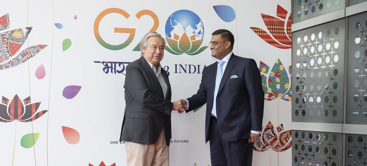 O secretário-geral da ONU, António Guterres, é recebido pelo Secretário Adjunto do Ministério das Relações Exteriores, Prakash Gupta, na sua chegada a Nova Deli para a Cúpula do G20
