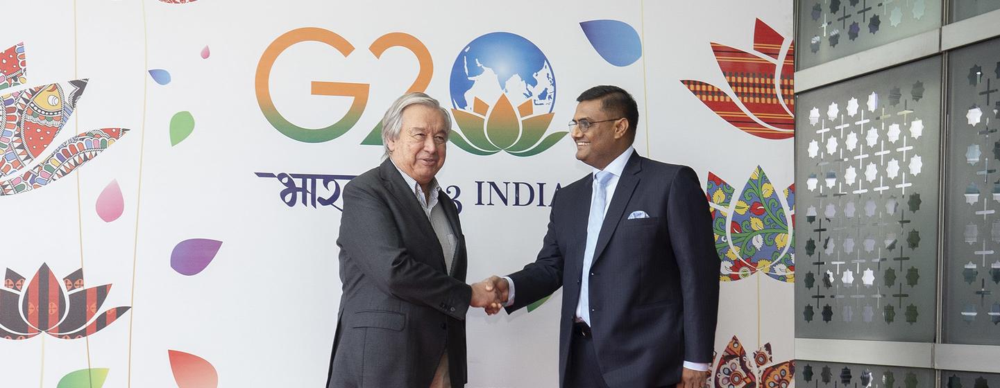 Le Secrétaire général des Nations Unies, António Guterres, est reçu par le Secrétaire adjoint du ministère des affaires extérieures, Prakash Gupta, à son arrivée à New Delhi pour le sommet du G20.