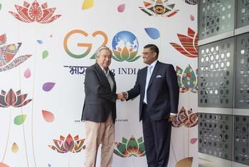 Le Secrétaire général des Nations Unies, António Guterres, est reçu par le Secrétaire adjoint du ministère des affaires extérieures, Prakash Gupta, à son arrivée à New Delhi pour le sommet du G20.