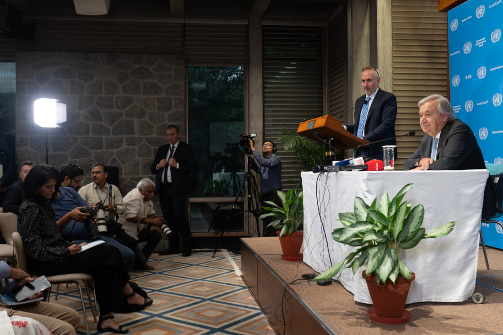 यूएन महासचिव एंतोनियो गुटेरेश (दाएँ) ने भारत की राजधानी नई दिल्ली में जी20 शिखर बैठक से पहले पत्रकारों को सम्बोधित किया.