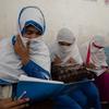 逃离阿富汗的年轻女性在巴基斯坦学习。