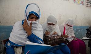 Jovens mulheres que fugiram do Afeganistão estudam no Paquistão