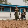 Une mère et deux enfants marchent dans un camp de personnes déplacées à Goma, dans l'est de la République démocratique du Congo.