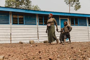 Une mère et deux enfants marchent dans un camp de personnes déplacées à Goma, dans l'est de la République démocratique du Congo.