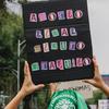 Personas marchan en apoyo de la despenalización del aborto. (archivo)