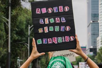 Personas marchan en apoyo de la despenalización del aborto. (archivo)