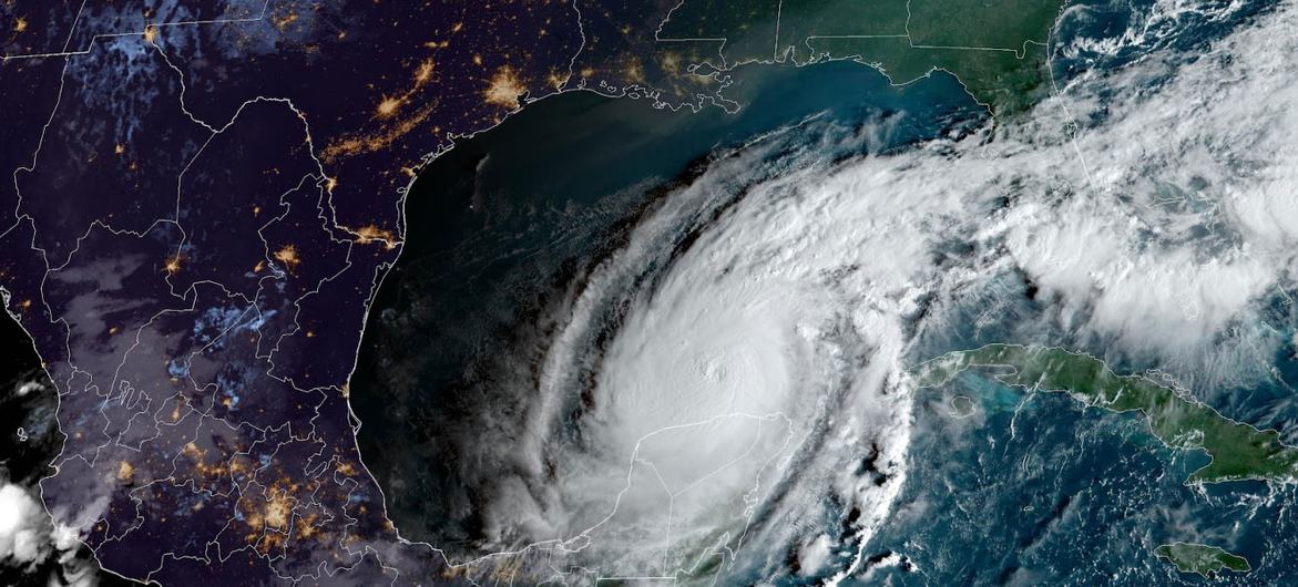 Uma imagem de satélite mostra um furacão se movendo pelo Golfo do México