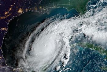 Uma imagem de satélite mostra o furacão Milton atravessando o Golfo do México