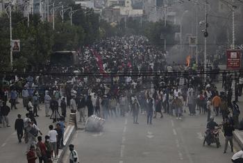 Las protestas en Nepal fueron reprimidad violentamente por las fuerzas de seguridad. Las protestas en Nepal fueron reprimidad violentamente por las fuerzas de seguridad.
