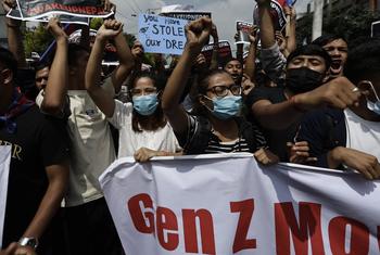 Les manifestations de jeunes au Népal ont eu lieu quelques jours après le blocage par le gouvernement de plus de 20 plateformes de médias sociaux. Les manifestations de jeunes au Népal ont eu lieu quelques jours après le blocage par le gouvernement de plus de 20 plateformes de médias sociaux.