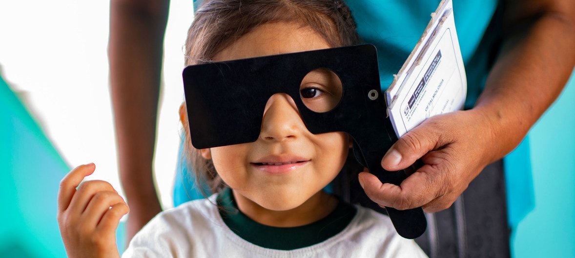 पेरु की राजधानी लीमा में एक लड़की की आंखों का परीक्षण.