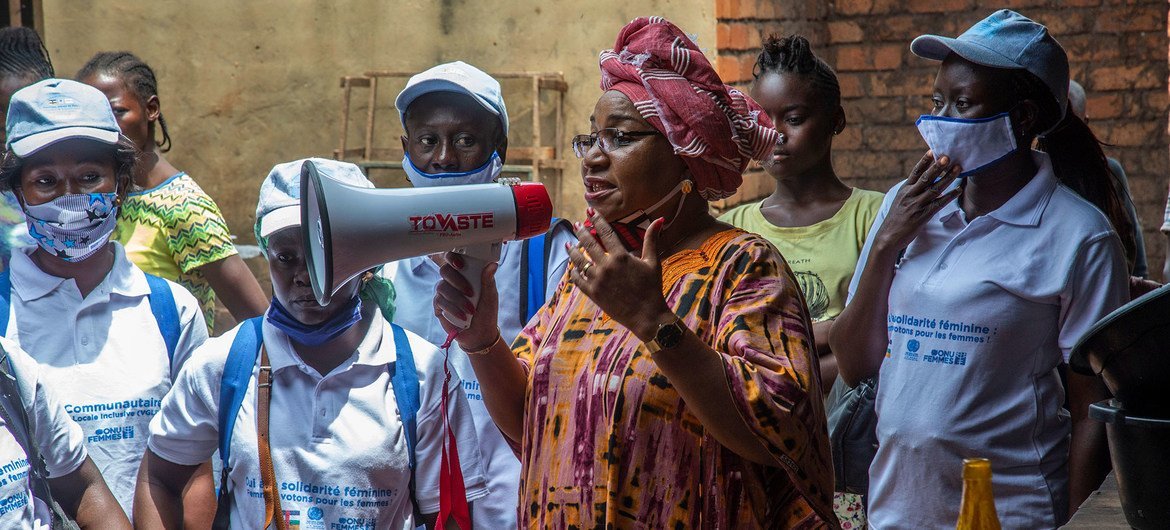Lina Ekomo, médiatrice et militante pour l'égalité des sexes en République centrafricaine, prend la parole lors d'une table ronde virtuelle sur les femmes, la paix et la sécurité (photo d'archives).