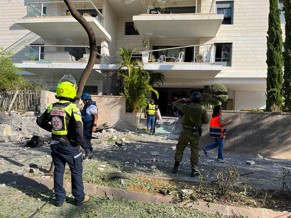 عمال الإنقاذ في منطقة سكنية لحقها دمار، جنوب إسرائيل في 7 تشرين الأول/أكتوبر 2023.