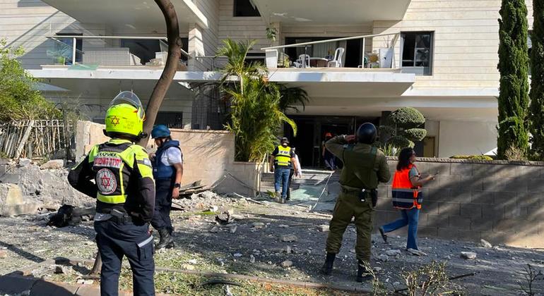 Израильские спасатели помогают пострадавшим в результате нападения ХАМАС в субботу. 