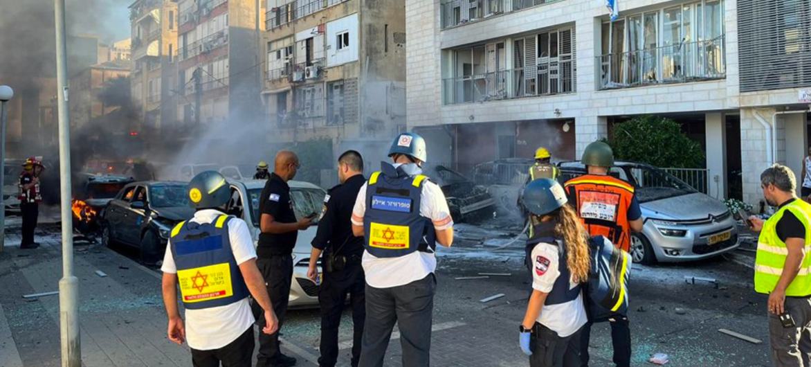 En el sur de Israel, los equipos de rescate permanecen en una calle que ha sufrido importantes daños.