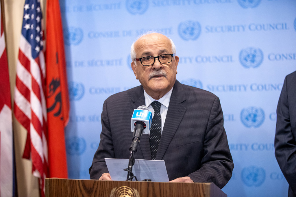 رياض ح. منصور، مراقب بعثة دولة فلسطين الدائمة، يتحدث إلى الصحافة في اجتماع لمجلس الأمن الأمم المتحدة في نيويورك.