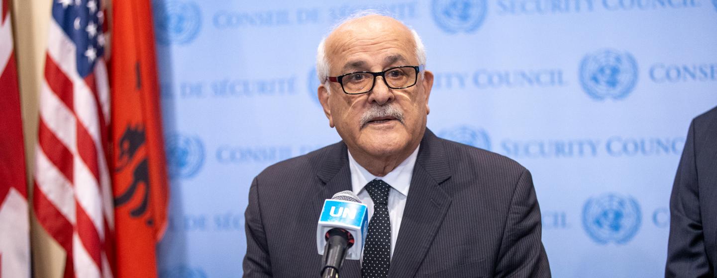 رياض منصور المراقب الدائم لدولة فلسطين لدى الأمم المتحدة يتحدث أمام الصحفيين خارج قاعة مجلس الأمن الدولي.