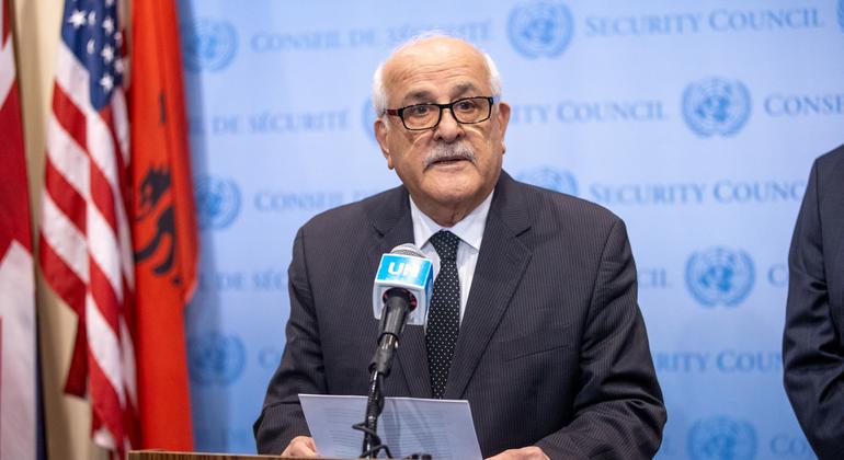 أرشيف: رياض منصور المراقب الدائم لدولة فلسطين لدى الأمم المتحدة يتحدث أمام الصحفيين خارج قاعة مجلس الأمن الدولي.