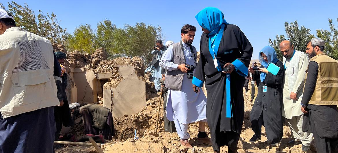 阿富汗西部赫拉特省的卡里纳尔村，联合国儿童基金会的工作人员正在评估地震造成的损失。