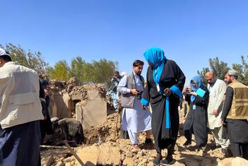 Wafanyakazi wa UNICEF wakitathmini uharibifu wa tetemeko la ardhi katika kijiji cha Karinal, mkoani Herat nchini Afghanistan.