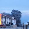 مبنى تلتهمه النيران في وسط غزة.