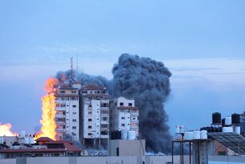 مبنى تلتهمه النيران في وسط غزة.