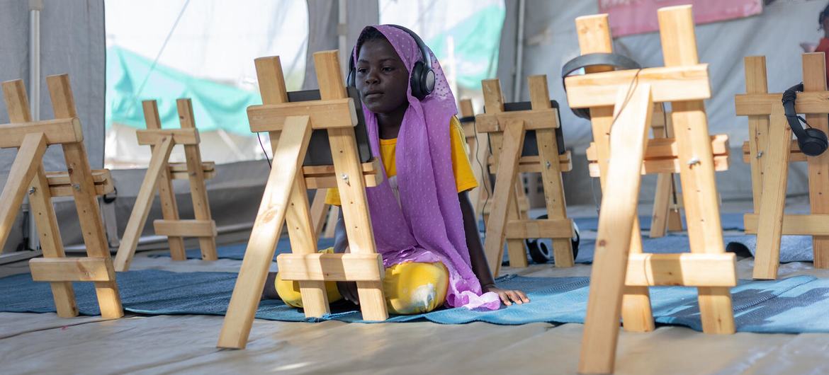طفلة نازحة تحضر جلسة تعليم إلكتروني في نقطة تجمع للنازحين داخليا في بورتسودان.