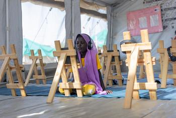 طفلة نازحة تحضر جلسة تعليم إلكتروني في نقطة تجمع للنازحين داخليا في بورتسودان.
